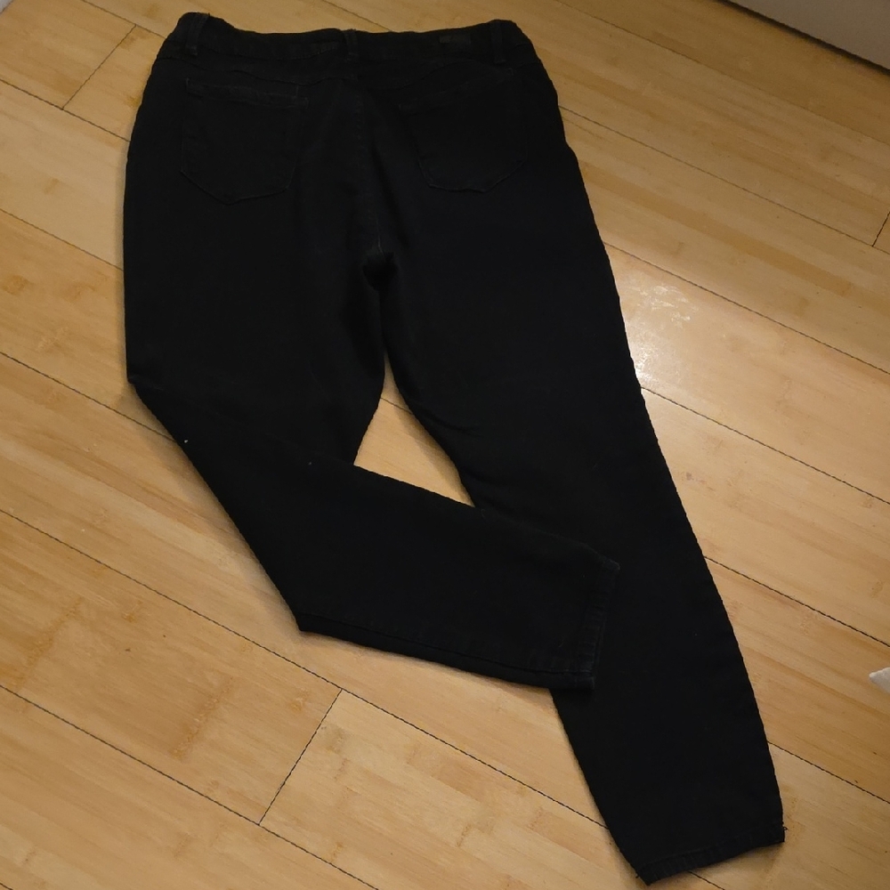 Elegant Black Skinny Jeans for Women - Picture 2 of 4
